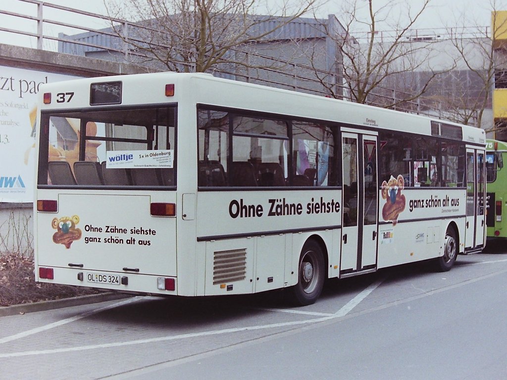 Wagen 37. Allerdings bin ich mir bei diesem Fahrzeug nicht sicher, ob sie nachger�stet war oder bereits bei der Lieferung - wir erinnern uns, der Bus kam sp�ter als die anderen - eingebaut war. Die Aufnahmen entstanden erst im Februar oder M�rz 1991. Bereits ein halbes Jahr sp�ter wurde der zahnlose B�r gegen ...