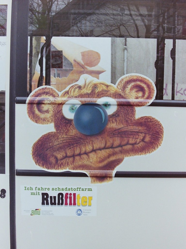 Wagen 37, OL-DS 324, Bj. 1990, FIN: WDB35700013062668. F�r wen oder was wirbt jemand, der so ein Gesicht verwendet ? Au�er dem erfreulichen Hinweis auf diesem Bus, dass das Fahrzeug mit einem Ru�partikelfilter ausgestattet ist, ...