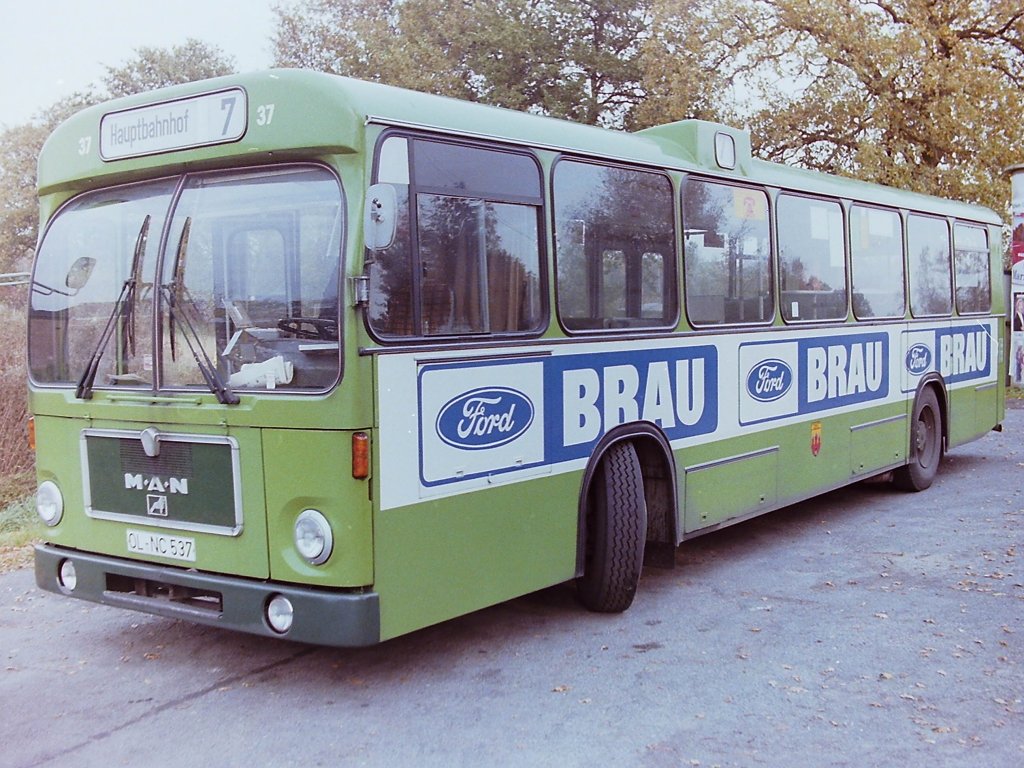 Wagen 37, OL-NC 537, EZ: 1979. Mit Wagen 37 und Wagen 40 pr�sentierte sich die Firma FORD BRAU von nun, neben Wagen 125, mit zwei weiteren Bussen. Die beiden Fahrzeuge waren absolut identisch lackiert und so unver�ndert bis zu ihrem Ausscheiden im Dienst. Das Bild entstand am 30.10.83 in der Wendeschleife der Endstation der Linie 7 DRIELAKE im Sandweg. 
