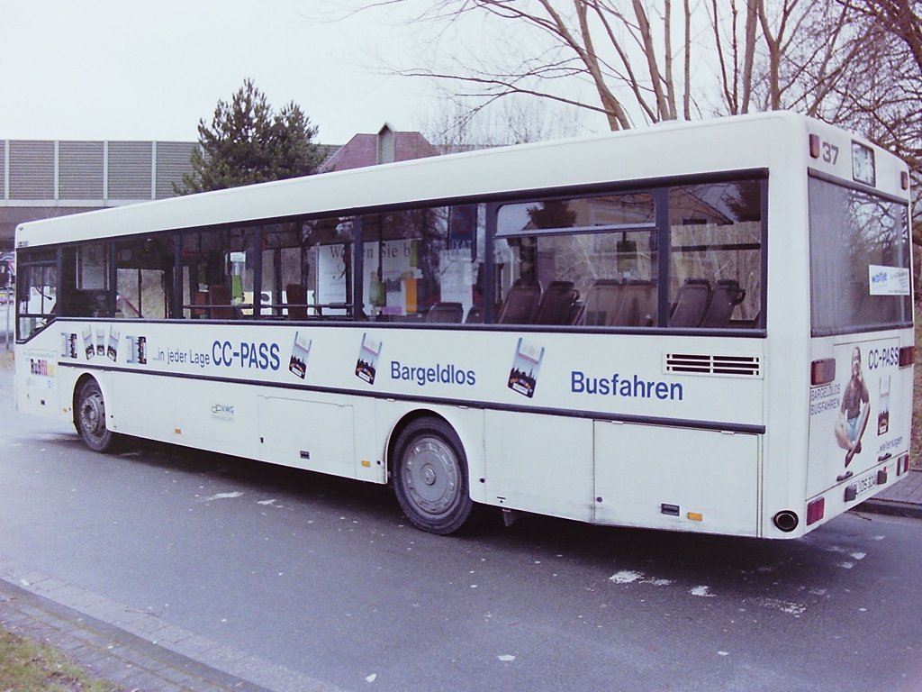 Wagen 37. Sp�ter wurde die Werbung des Busses noch einmal leicht ver�ndert. Auch auf der Fahrerseite war vorher der CC-Pass in einer gro�en Version aufgeklebt und ein junger Mann vollf�hrte einen einh�ndigen Handstand. Jetzt im Fr�hjahr 1993, hier an der Endstation der Linie 5, und ...