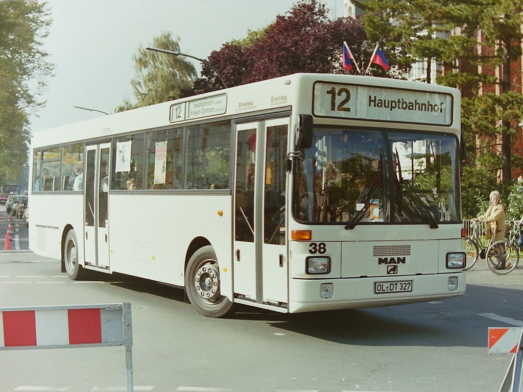 Wagen 38.  ... und biegt hier gerade von der Ofener Stra�e in die Peterstra�e ab, um den Kramermarktumzug zu umfahren. Die MAN wurden leider nicht mit Hublift angeboten, wohl auch ein Grund, warum in dieser Zeit �berwiegend O 405 von Daimler Benz angeschafft. Aber auch die Hublifttechnik hatte ihre Nachteile und die Ingenieure bei den Herstellern arbeiteten bereits fieberhaft an der Konstruktion von Niederflurbussen, um einen barrierefreien Zutritt in die Linienbusse zu erm�glichen. Dabei ging es nicht nur um die Erweiterung des Angebotes f�r Rollstuhlfahrer. Auch �lteren Mitmenschen, Fahrg�sten mit Kinderwagen oder Nutzer von sogennanten Rollatoren machten die Stufen in den Bussen zu schaffen. Stellt sich die Frage ob dieses Problem nicht viel fr�her gel�st worden w�re, wenn Theodor Pekol zu dieser noch h�tte t�fteln k�nnen ?