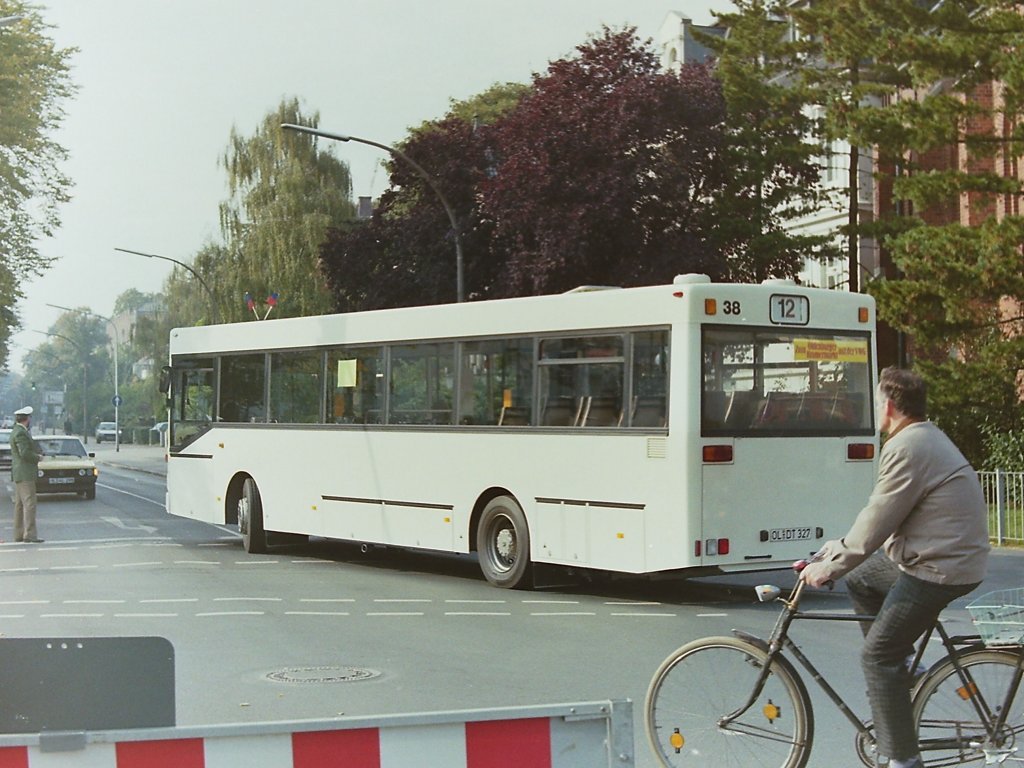 Wagen 38, OL-DT 327, Bj. 1990, FIN: WMA7911322B008174. Hier schon mal ein Blick auf einen der beiden MAN SL 202, die 1990 zugelassen wurden. Der Bus war am 29.09.90 auf der Linie 12 im Einsatz ...