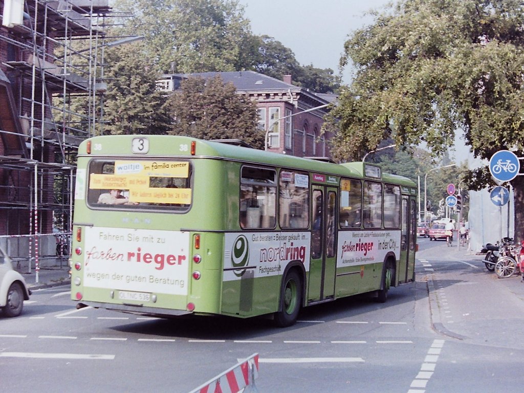 Wagen 38, OL-NC 538, EZ: 1979. Die Aufnahme entstand am 29.09.84. Sie zeigt den Bus mit seiner ersten Werbung f�r das Farben- und Tapetenhaus RIEGER w�hrend des Kramermarktumzuges beim Abbiegen in die Peterstra�e. Sp�ter erheilt der Bus Reklame f�r das VAG-Nutzfahrzeugzentrum.