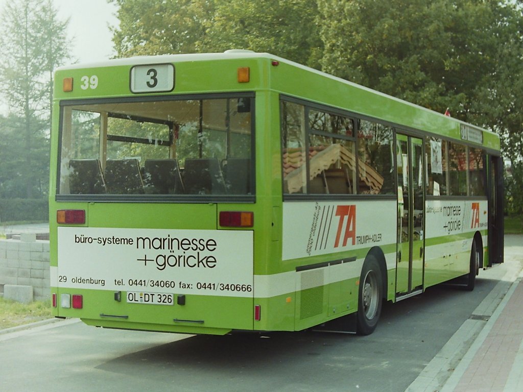 Wagen 39. Beide Aufnahmen stammen vom 29.09.90 und wurden an der damals gerade neu gestalteten Endstation der Linie 3 in OFENERFELD gemacht.