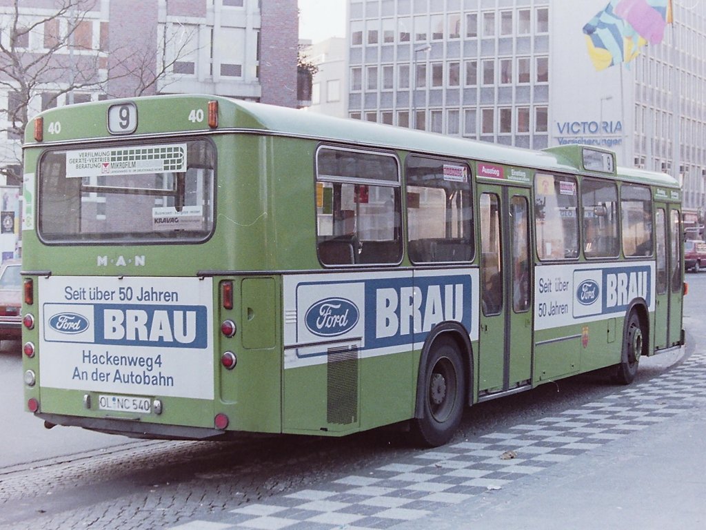 Wagen 40, OL-NC 540, EZ: 1979. Der Zwilling von Wagen 37, aufgenommen am 04.12.83 am Hauptbahnhof. Diese und die folgende Aufnahme zeigen auch wie wenig Informationen eigentlich bei dieser Werbung angebracht waren. Lediglich auf der Heckklappe war die Adresse zu finden. Telefonnummer oder sonstige Hinweise : Fehlanzeige !   
