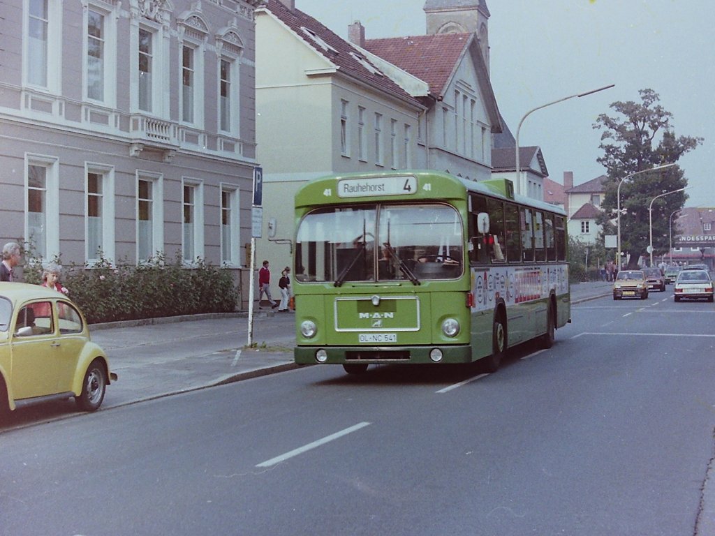 Wagen 41, OL-NC 541, EZ: 1980. Neben dem Gelenkbus 162 erhielten die ersten drei Solowagen 41 bis 43 ebenfalls die geklebte Werbung f�r BAUHAUS. Wagen 41 war dar�ber hinaus der einzige dieser Drillinge, der schon nach kurzer Zeit mit einem hellgr�nen Ersatzk�hlergrill unterwegs war. Die Aufnahme stammt vom 02.10.82. Der Bus befindet sich w�hrend des Kramermarktumzuges auf der Ausweichstrecke in der Peterstra�e. Jetzt aber zun�chst zu Wagen 42.