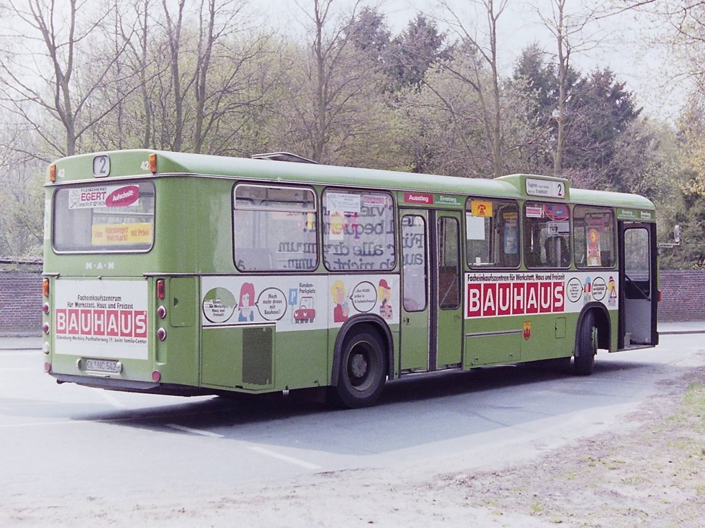 Wagen 42, OL-NC 542, EZ: 1980. Der Bus teilte sich, was die Haltbarkeit seiner Beschriftung angeht, das Schicksal der Wagen 41, 43, und 162. Es dauerte Jahre, bis man das Problem in den Griff bekam. Die Aufnahme zeigt den Bus im April 1984 an der Endstation der Linie 2 am FLUGHAFEN. �ber der hinteren rechten Wartungsklappe ist deutlich die besch�digte Folie zu erkennen.