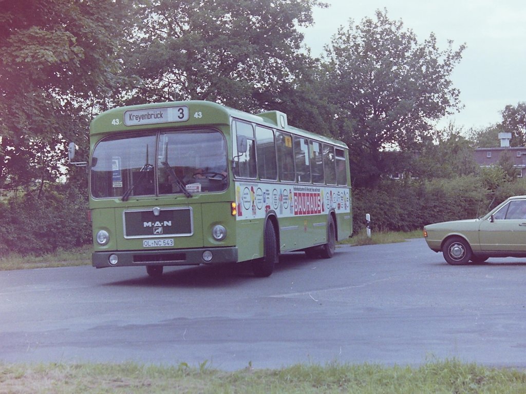 Wagen 43, OL-NC 543, EZ: 1980. Der dritte im Bunde der Solowagen biegt hier, aufgenommen im Juli 1983, von der Alexanderstra�e in den Schwarzen Weg ab. Dabei sind gut die doppelten Blinkerleuchten zu erkennen. Auch Wagen 43 wechselte �fter sein Aussehen, ...