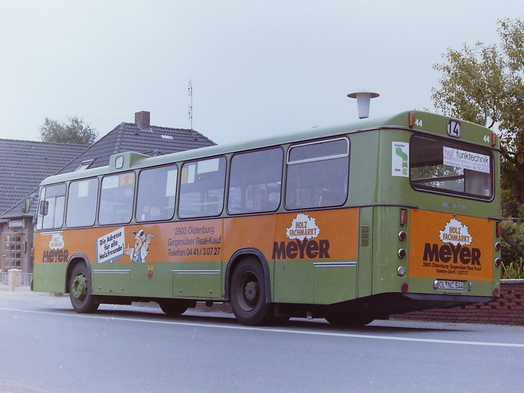 Wagen 44. Auch dieser bekam nach der Pleite im Jahr 1984 neue Reklame. Diesmal f�r den Holzfachhandel MEYER. Die Aufnahme zeigt den Bus im August 1985 an der Endstation OFENERDIEK.