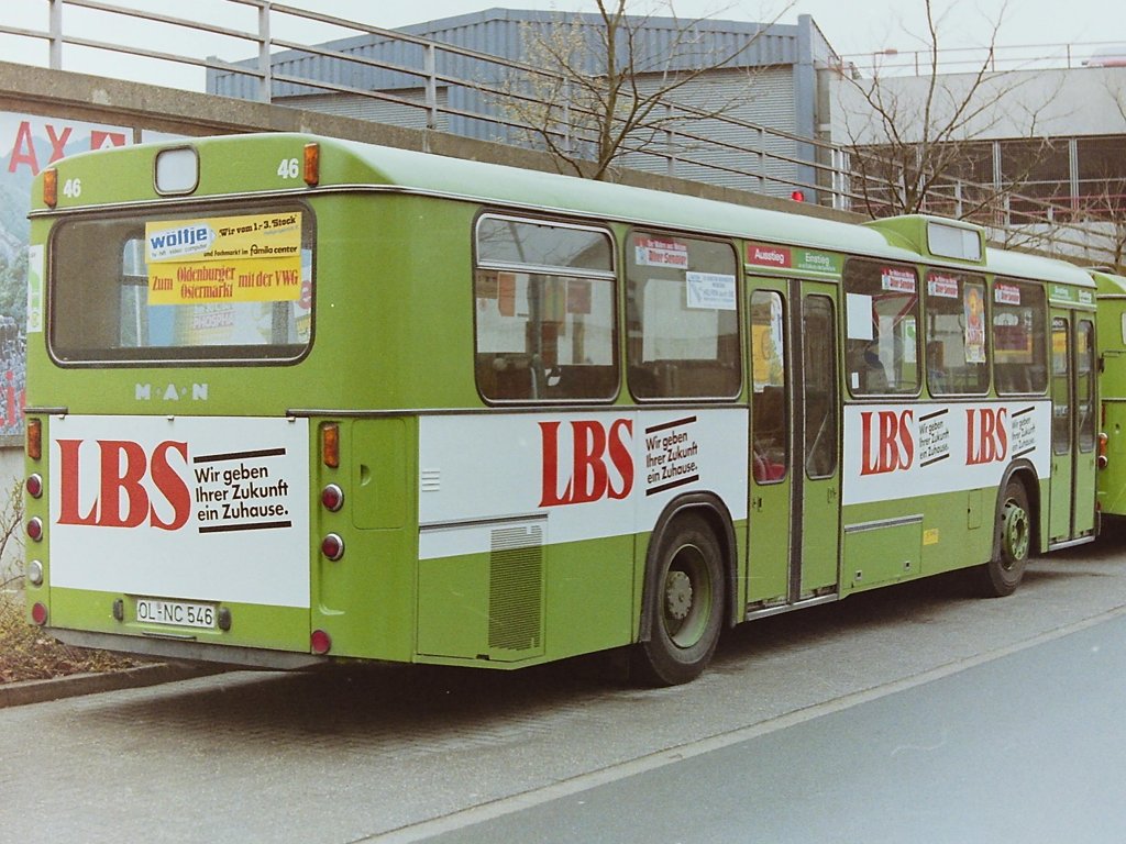 Wagen 46, hier nochmal in derselben Ansicht. Diesmal aber in Farbe und bereits mit der LBS-Werbung, aufgenommen Mitte 1987 auf der Reserveposition im Bundesbahnweg.