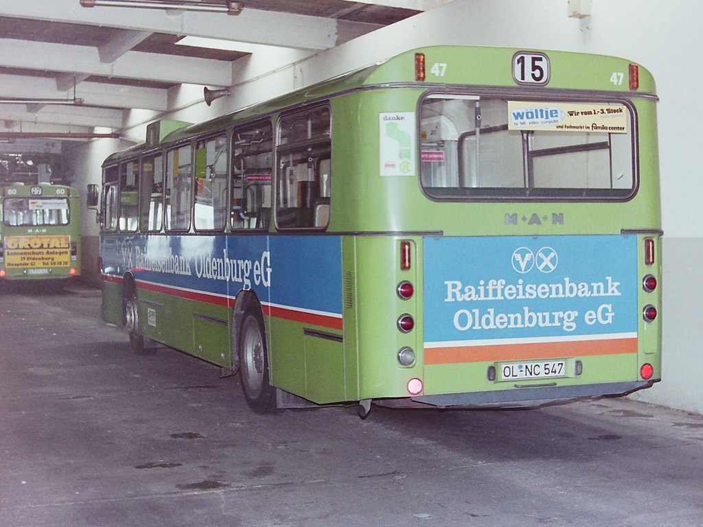 Wagen 47. Etwas bunter war dann wieder das Design mit dem der Bus ausschied. Die Aufnahme entstand im September 1989. Der Bus steht in der �u�eren rechten Reihe, neben der Waschanlage, in der Fahrzeughalle Alexanderstra�e.