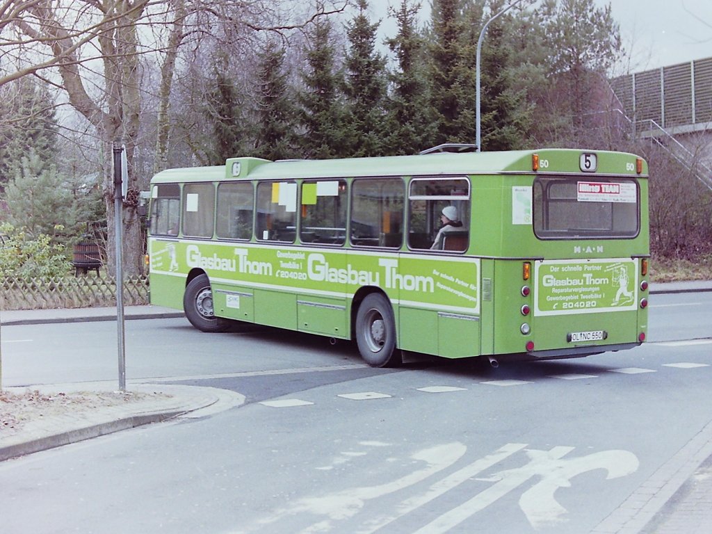 Wagen 50. Der Bus erhielt jedoch ein weiteres Mal eine neue Werbung, wie diese Aufnahme aus dem Januar 1990 belegt. Das Fahrzeug verl�sst gerade die Endstation der Linie 5 ZIEGELHOF, Friedhofsweg/Nedderend. In der dortigen Wendeschleife, die sich die Busse mit den Taxen teilen mussten, befindet sich heute noch der Taxistand  Rauhehorst . W�hrend die anderen Busse des Jahrganges 1980, wegen der geringen Zulassungen 1981, und den fehlenden Anschaffungen 1982 bis weit in das Jahr 1992 ihren Dienst verrichten mussten schied der Bus, mit dieser Werbung f�r die Firma Glasbau THOM, 1991 aus dem Liniendienst aus, ... 

