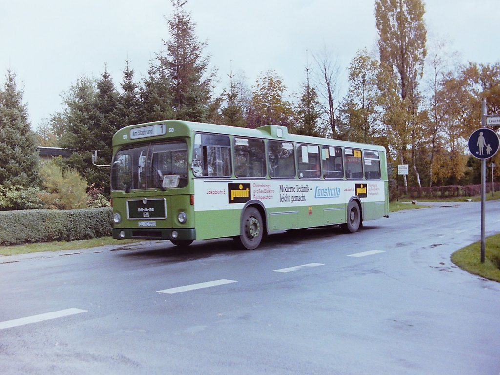 Wagen 50. Wie schon erw�hnt erhielt auch Wagen 50 POINT-Werbung. Auf diesem Bild ist der Bus im Oktober 1983 auf dem Weg zur Endstation AM STADTRAND in der Leuchtenburger Stra�e. Die Busse der Linie 1 fuhren hierzu bis zur Stadtgrenze, um dann �ber Linsweger und Halsbeker Stra�e, ...