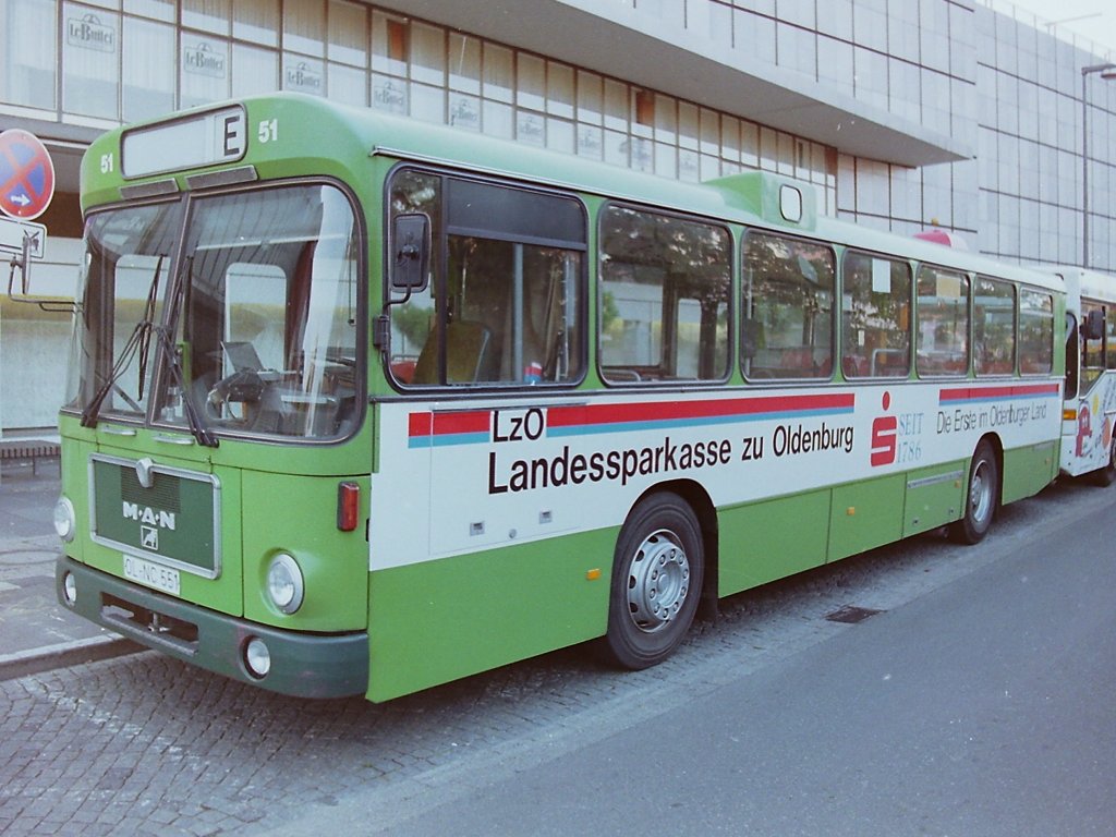 Wagen 51. Anfang der 90er Jahre schien die alte rot/wei�e Werbung wohl nicht mehr zeitgem�� zu sein. Und so kehrte man, nat�rlich in einem modernen Layout, zur�ck in die 70er Jahre. Denn die ersten Busse mit LzO-Werbung hatten ebenfalls schwarze Schrift auf wei�em Grund. Die Aufnahme stammt aus dem Jahr 1992. Der Bus steht auf der Reserveposition am Stadtmuseum West. Der Bus h�lt meines Wissens damit einen einsamen und wenig beachteten Rekord. Immer f�r denselben Werbepartner eingesetzt hatte der Bus in seiner Laufbahn vier unterschiedliche Lackierungen. Nach seinem Ausscheiden wurde der Bus in den Osten der Republik verkauft. Dort tauchte er 1997 wieder auf und zwar im wahrsten Sinne des Wortes. Wagen 51 wurde im Sommer 1997 ein Opfer der Oderflut. Der folgende Link f�hrt zu einem Bild aus dem Busforum-sh. Es zeigt den Bus nachdem das Wasser wieder abgelaufen war. Der Fotograf hatte sich zwar auf den Doppeldecker aus Berlin konzentriert, Wagen 51 ist aber eindeutig zu identifizieren. http://666kb.com/i/bxe8ht5ao5da9cfhp.jpg
Das n�chste Bild stammt aus einem Bericht des Spiegels. Es zeigt die Busse in den weiten Fluten der Ziltendorfer Niederung. Wagen 51 findet man am linken Bildrand, etwa in der Mitte. Der einzige gr�ne Bus ist gut zu erkennen.
http://einestages.spiegel.de/hund-images/2010/05/26/22/8a488c25ec46501328af456e18cf7281_image_document_large_featured_borderless.jpg
Der letzte Link stammt aus einem Online-Bericht der BILD. Vom Bus ist zwar nur ein Teil des Daches zu sehen, aber es vermittelt noch mal einen Eindruck der Situation aus der N�he. Als Orientierung nimmt man am besten den besagten Doppeldecker. http://www.br.de/fernsehen/br-alpha/sendungen/schulfernsehen/geschichte-1997-deutschland-hochwasser100~_v-image512_-6a0b0d9618fb94fd9ee05a84a1099a13ec9d3321.jpg%3Fversion%3D1339239817599