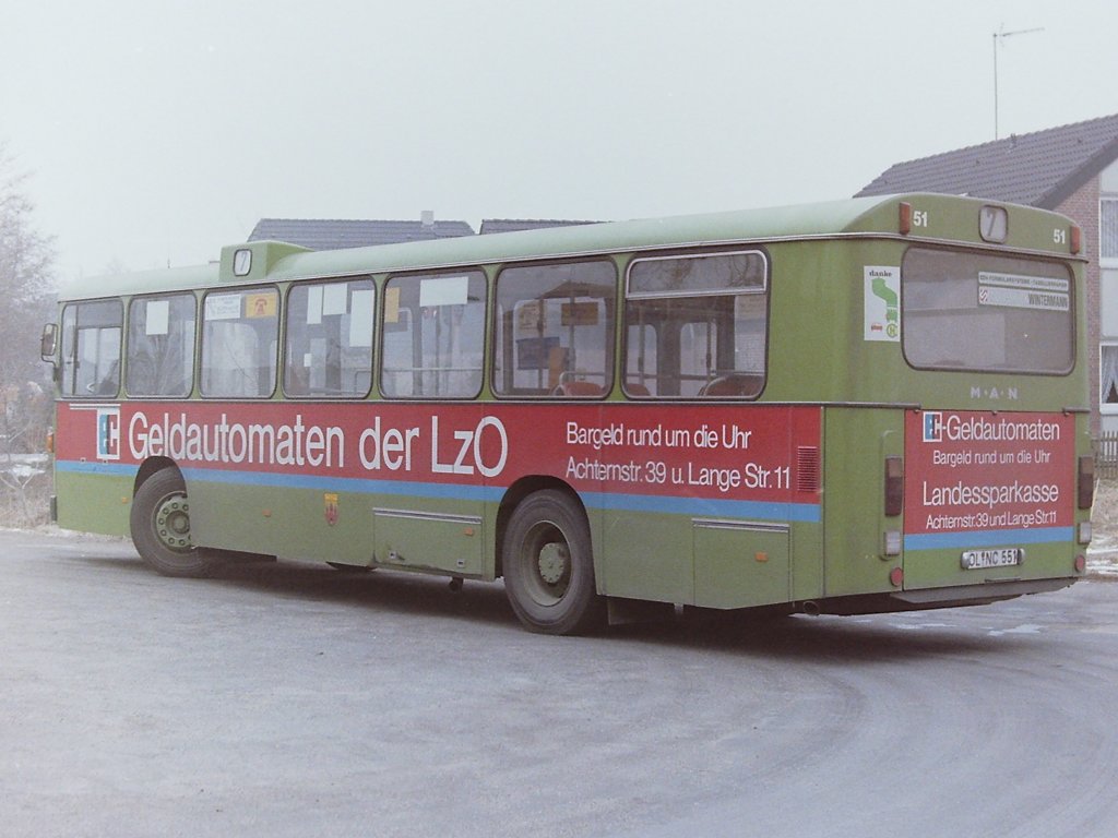 Wagen 51. Aus Anla� des 200j�hrigen Bestehens der LANDESSPARKASSE ZU OLDENBURG gab es 1986 f�r alle Busse mit LzO-Werbung ein blaues Band. Nat�rlich auch f�r Wagen 51. Im Februar entstand diese Aufnahme an der Endstation der Linie 7 in DRIELAKE.