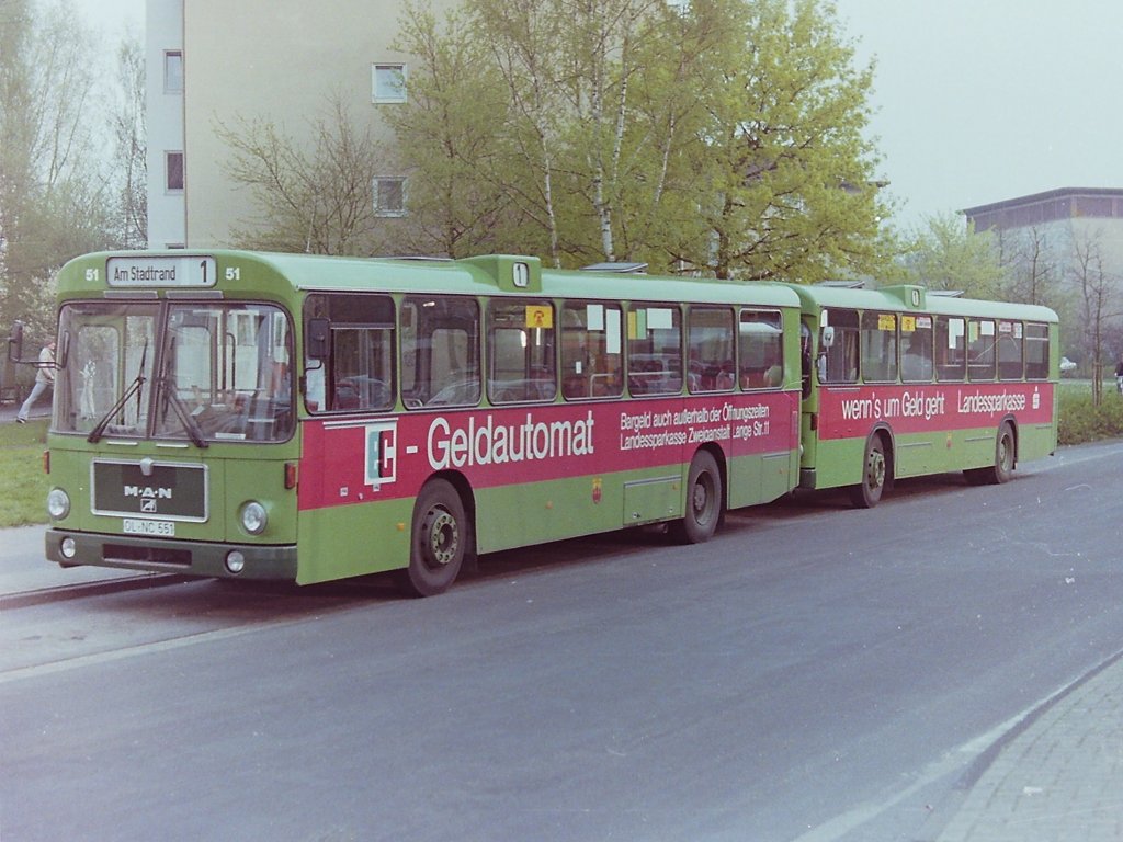 Wagen 51, OL-NC 551, EZ: 1981. Nicht nur die andere Form der Busfronten war f�r die Oldenburger in dieser Zeit neu. Tat�chlich installierte die Landessparkasse zu Oldenburg 1981 in ihrer Filliale in der Lange Stra�e ihren ersten Geldautomaten. Diese moderne Serviceleistung an ihre Kunden war der LzO so wichtig, dass daf�r eigens auf einem Bus geworben wurde. Und so zeigt dieses Bild vom 26.04.83, aufgenommen an der Endstation der Linie 1 KENNEDYSTRA�E, nicht nur den Unterschied zwischen alter und neuer Busfront, sondern auch zwei unterschiedliche Werbungen der LANDESSPARKASSE ZU OLDENBURG.