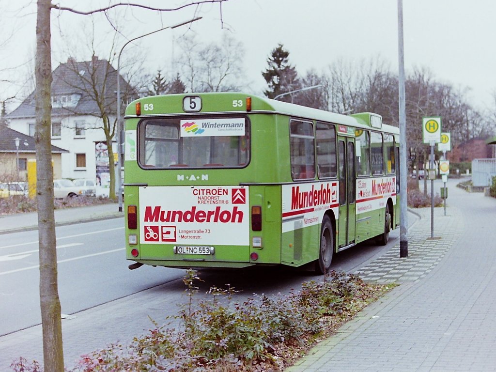Wagen 53. Ende 1988 �nderte MUNDERLOH die Werbung. Den Rest seiner Dienstzeit fuhr der Bus mit dieser Version, mit der auch auf die Filliale in der Innenstadt, ein Fachgesch�ft f�r Fahrr�der und N�hmaschinen, hingewiesen wurde. Die Aufnahme entstand im Januar 1989 an der Endstation der Linie 5 ZIEGELHOF im Friedhofsweg. 