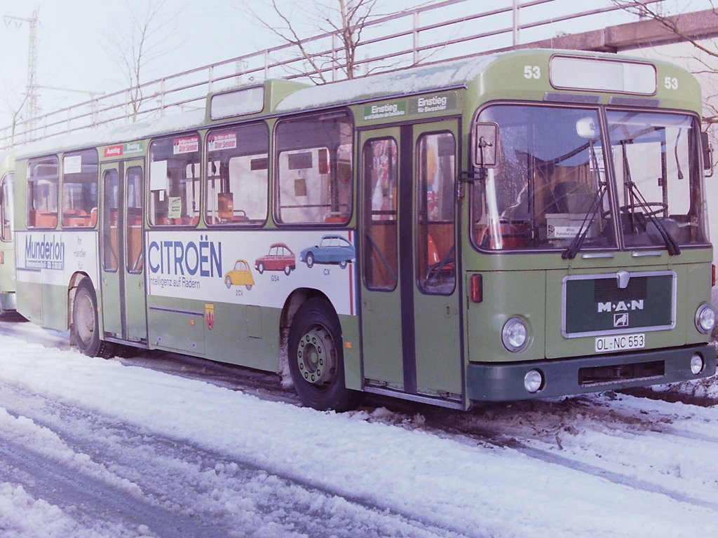 Wagen 53, OL-NC 553, EZ: 1981. Neue Front und neues Heck waren noch nicht alle Ver�nderungen im Vergleich mit den SL 200 der Vorjahre. Durch die Fahrg�ste besonders wahrgenommen, wurde die neue Bestuhlung der Busse. W�hrend die Fahrer immer noch auf luftgefederten Sitzen der Marke Bremshey Platz nahmen, standen f�r ihre Fahrg�ste jetzt keine gr�nen Kunstledersitze mehr zur Verf�gung, sondern orange Sitzschalen, mit aufgebrachter Polsterung. Das Echo darauf war erwartungsgem�� geteilt. Letztendlich waren die neuen Sitze dem fortschreitenden Vandalismus in den Bussen, besonders im hinteren Bereich geschuldet. Mit dieser Werbung setzte das Autohaus Citr�en MUNDERLOH seine Werbung fort, nachdem einer der MAN 750-HO SL ausgeschieden war, der leider in meiner Sammlung fehlt. Die Aufnahme stammt aus dem Dezember 1986.
