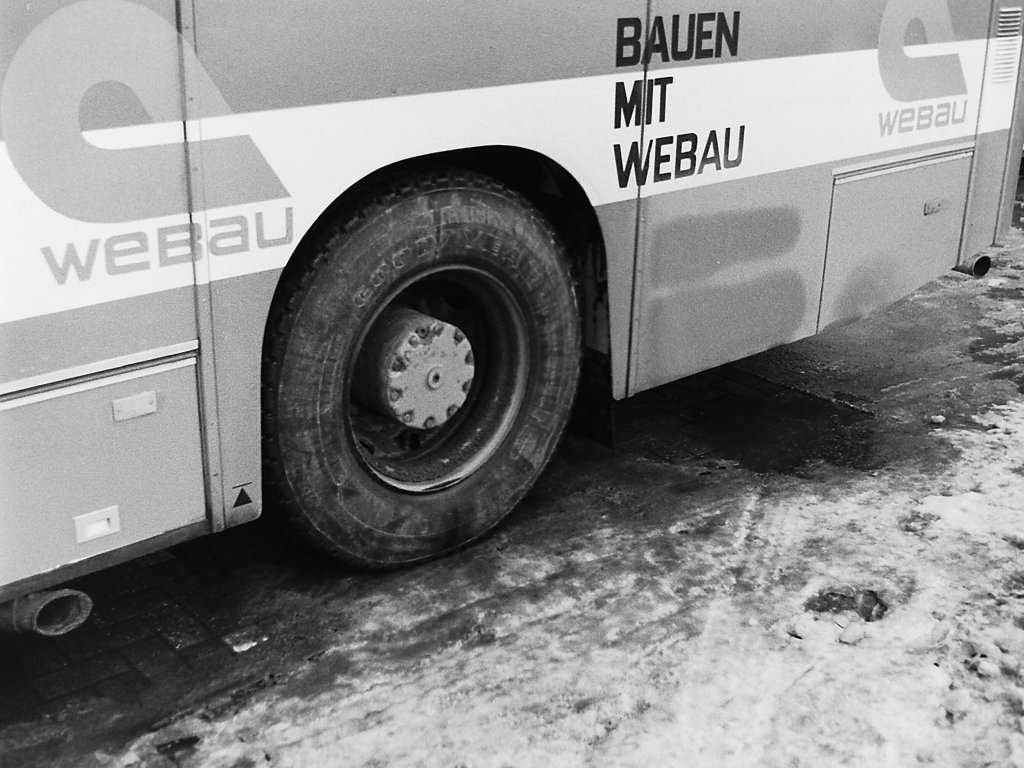 Wagen 54. Diese s/w-Aufnahme, mit der ich eigentlich auf ein weiteres Detail der Serie hinweisen wollte, das zweite Auspuffrohr vor der Hinterachse, dass f�r die Zusatzheizung ben�tigt wurde, zeigt auch einen Detailausschnitt der Werbung. W�hrend die Schrift in schwarz aufgebracht war, leuchtete das Firmenlogo in orange.