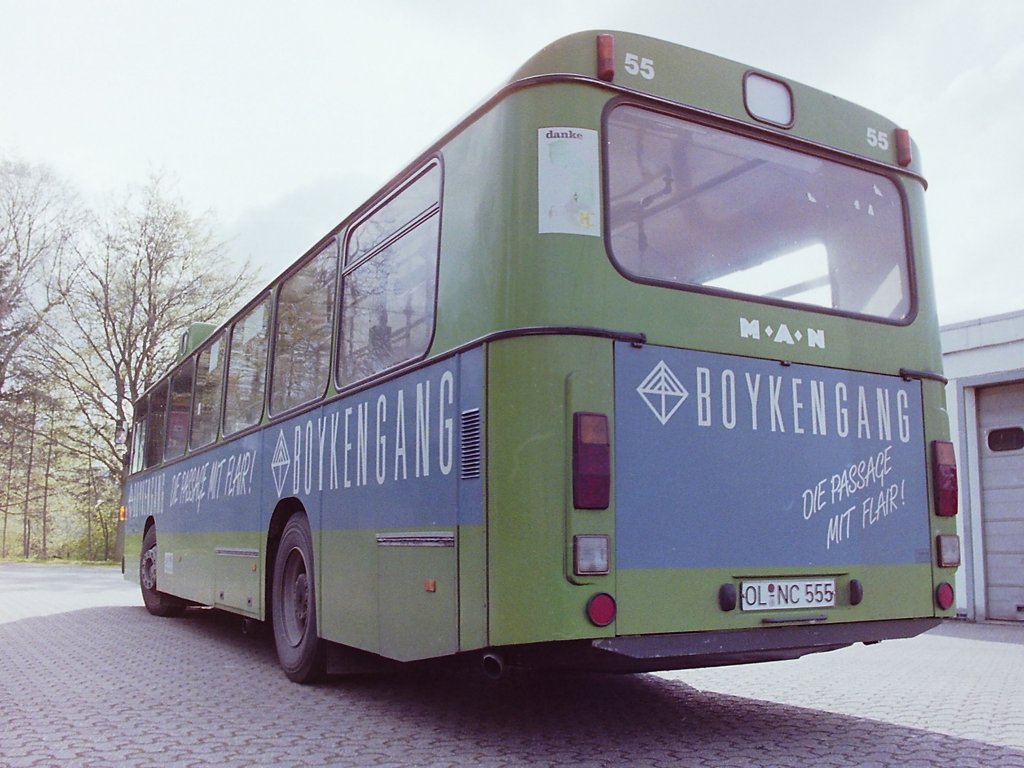 Wagen 55. Im Mai 1990 war der Bus zun�chst ein paar Tage ohne Werbung und nur mit der blauen Grundierung im Liniendienst. Dann erhielt er die folgende Lackierung und trug von nun an Werbung f�r die Gesch�fte in der Einkaufspassage BOYKENGANG. Das Bild zeigt den Bus bereits in der Jahresmitte 1992 auf dem Betriebshof in Dietrichsfeld. Obwohl der Bus zu diesem Zeitpunkt bereits fast 11 Jahre alt war, musste er noch einmal in die Lackierwerkstatt.