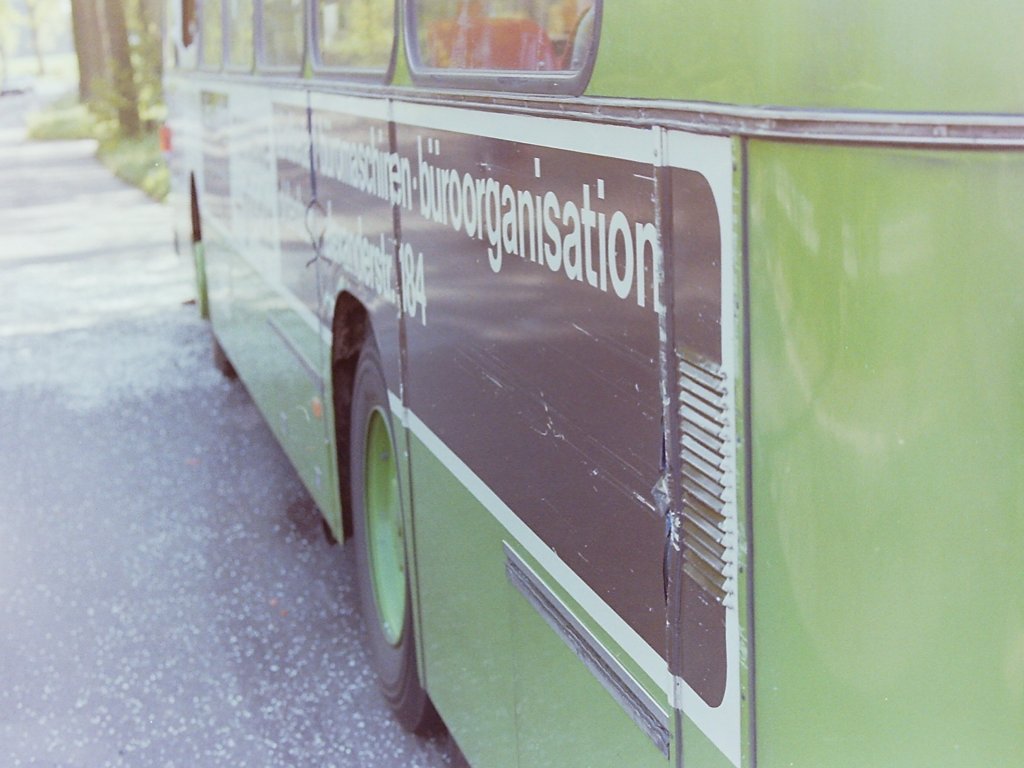 Wagen 56 / Wagen 67. ... zogen sich die Besch�digungen an Wagen 56 entlang der gesamten Flanke, bis zum Heck. Ohne die Hintergr�nde des Unfalles zu kennen und ohne die Absicht hier Schuldzuweisungen zu erheben, es sieht so aus, als das der stadtausw�rtsfahrende Wagen 67 nicht da war wo er eigentlich sein sollte und so ...