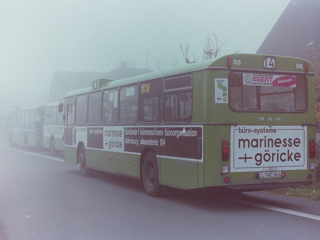 Wagen 56, ... zog aber kurze Zeit sp�ter in die Alexanderstra�e 184 um, wie auf diesem Foto vom 07.11.83 trotz des dicken Nebels gut zu sehen ist.  Vor Wagen 56 stehen der MAN SL 200, Wagen 26 und der DB O 305, Wagen 141. Wer gut durchkam, hatte als Fahrer auf der Linie 14 hier in OFENERDIEK ca. 33min Pause. Die schlechte Witterung hielt �brigens noch weitere Tage an. Vielleicht erinnert sich der eine oder andere daran. Drei Tage sp�ter, am Abend des 10.11.83 schlug im dichten Nebel ein Alpha-Jet des Jagdbombergeschwader 43 vor der Landebahn des Fliegerhorst Oldenburg auf. Der Flugzeugf�hrer kam dabei ums Leben.