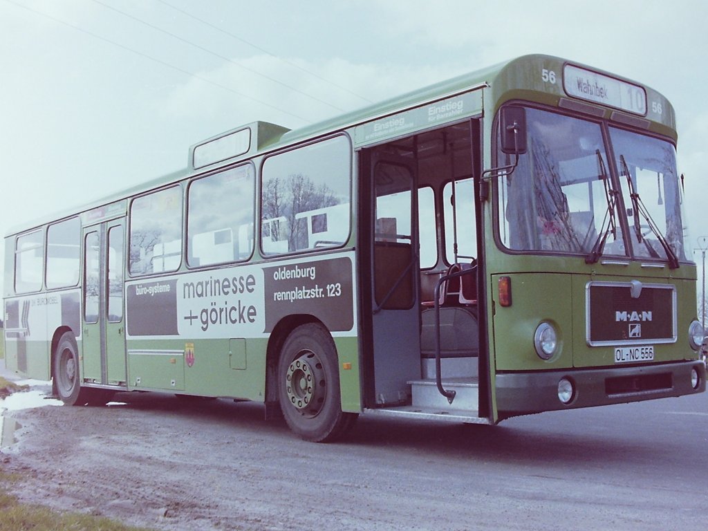Wagen 56, OL-NC 556, EZ: 1981. Der letzte Solowagen der 81er Zulassungen war Wagen 56. Er trug in seiner gesamten Dienstzeit Werbung f�r die B�roausstatter MARINESSE & G�RICKE. Trotzdem lohnt es sich genauer hinzusehen. Auf diesem Bild, aufgenommen am 13.04.83 an der Endstation der Linie 10 in WEHNEN, residierte die Firma in der Rennplatzstra�e 123 ...