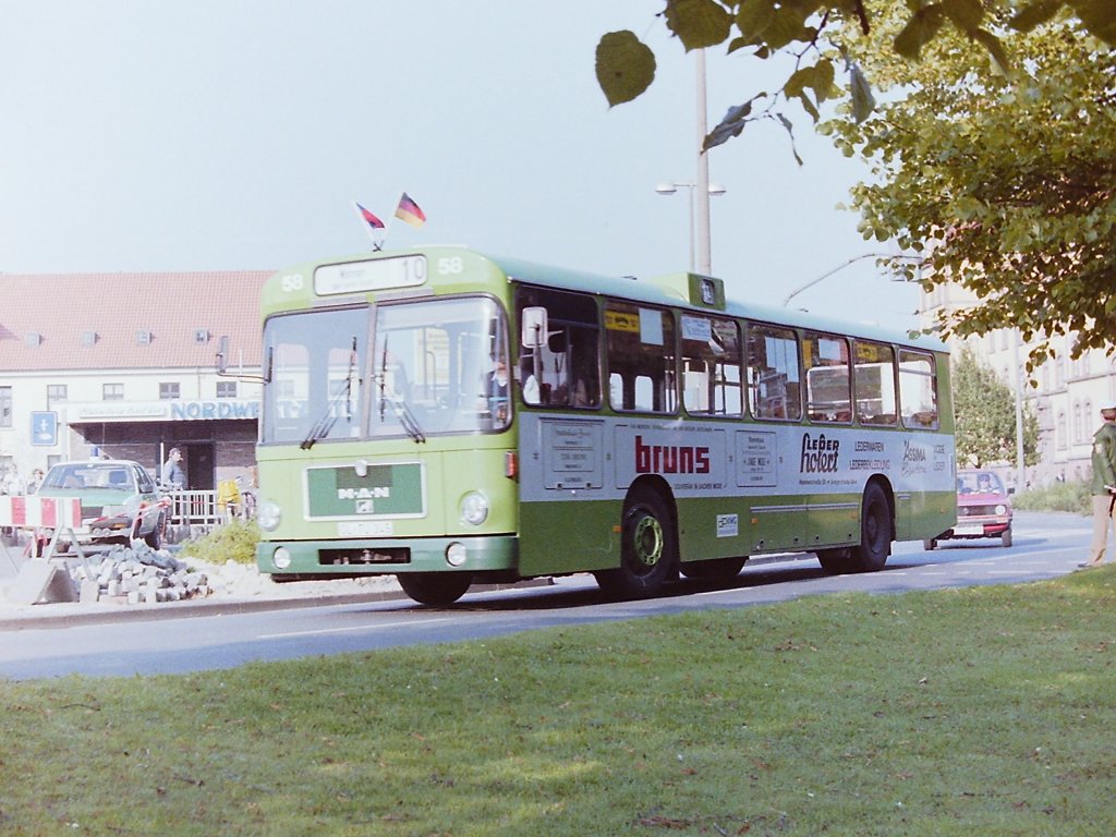 Wagen 58. Bereits im September 1987 hatte der Bus eine neue Werbung und diesmal mit richtiger Farbe aufgetragen. Die Werbung f�r BRUNS/HOLERT trug der Bus, hier aufgenommen w�hrend des Kramermarktumzuges am 26.09.87, dann bis zu seinem Ausscheiden. Erw�hnenswert vielleicht noch der Hinweis auf das Firmenschild der VWG. Auf dem vorherigen Bild, das nur einen Monat vorher entstand, trug der Bus noch das alte Pekol-Wappen, auf das lediglich der Schriftzug  Verkehr und Wasser GmbH  aufgeklebt wurde, auf diesem Bild tr�gt der Bus bereits den viereckigen wei�en Aufkleber der VWG.