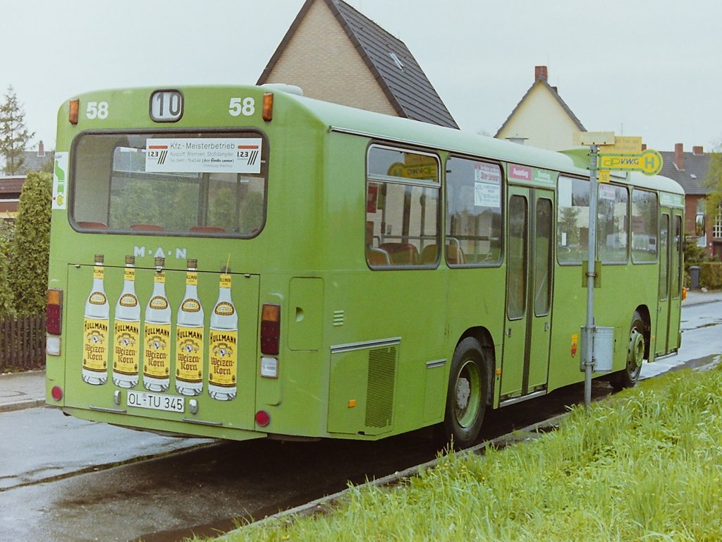 Wagen 58. Im Fr�hjahr 1987 hatte man offensichtlich den Mut verloren. Lediglich auf der Heckklappe war noch die alte Werbung angebracht. Da der Bus wohl sowieso bald abgegeben werden sollte, ...