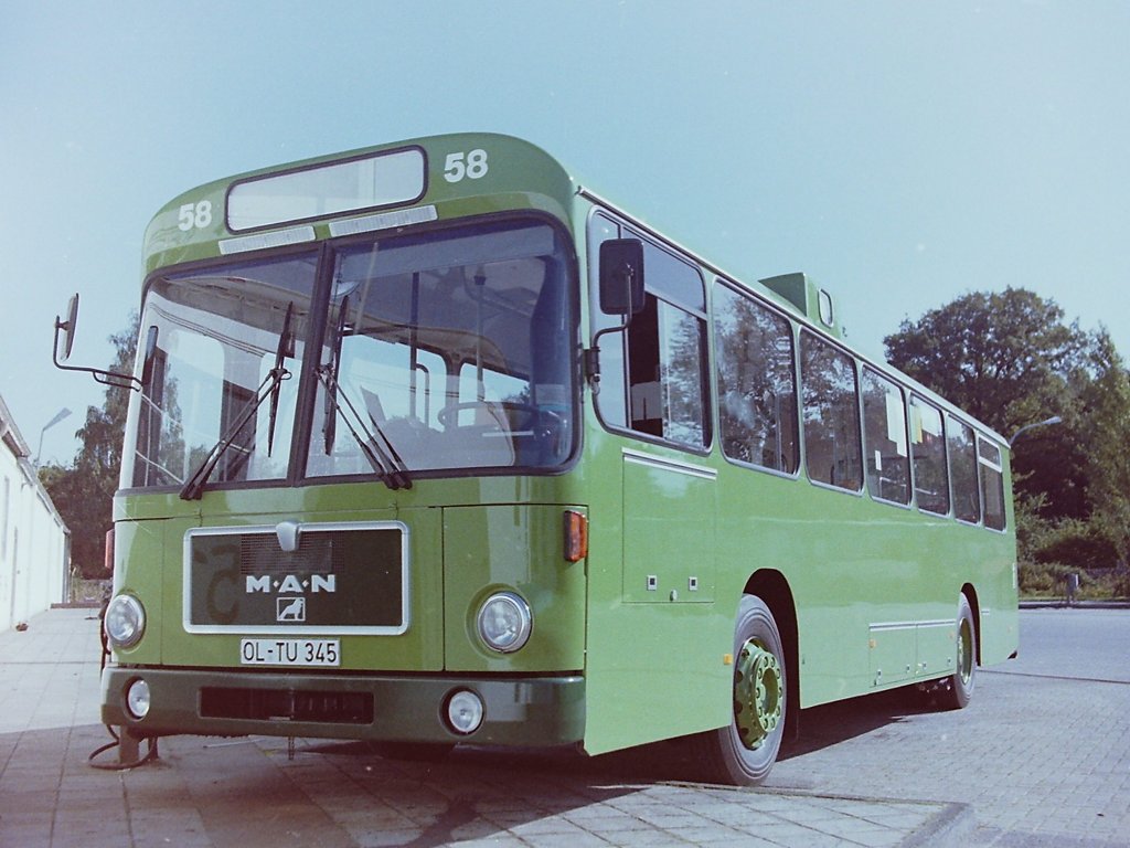 Wagen 58, OL-TU 345, EZ: 1983. Der Lack gl�nzend, die R�der noch unverbraucht, die Ein- und Ausstiegsbereiche noch frei von den Schleifspuren der an den T�ren angebrachten Borsten, mit einem Wort : Fabrikneu steht hier Wagen 58 drei Tage nach seiner Anlieferung auf dem Betriebshof. Zielschilder und Aufkleber sind schon angebracht, denn zum Kramermarkt wird jeder Bus gebraucht.