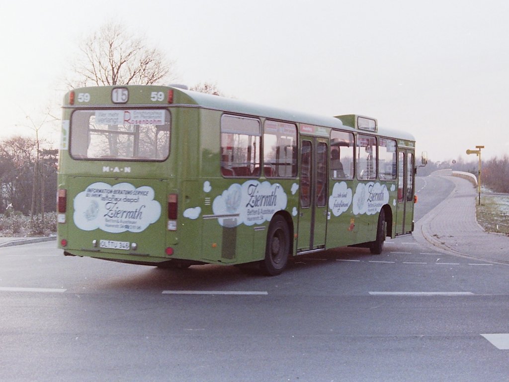Wagen 59. Am 05.12.83 war der Bus auf der Linie 15 eingesetzt und biegt hier gerade von der Wilhelmshavener Heerstra�e in die Stra�e Sieben Berge ab. Mittlerweile trug der Bus Werbung f�r die Firma ZIERRATH und hatte damit die Nachfolge von Wagen 127 (Bild-Nr.: 142336) angetreten. Die Werbung des Busses wurde aber noch einmal ge�ndert, ...