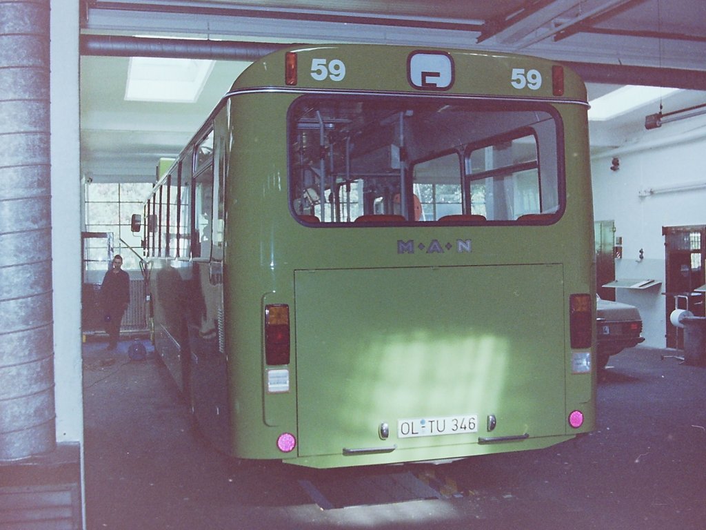 Wagen 59, OL-TU 346, EZ: 1983. Auch Wagen 59 gab mir hinsichtlich der geplanten Werbung zun�chst R�tsel auf. Hier steht der Bus am 23.09.83 in einer der Seitenboxen in den Betriebshallen der OVB Pekol und wird ausger�stet.