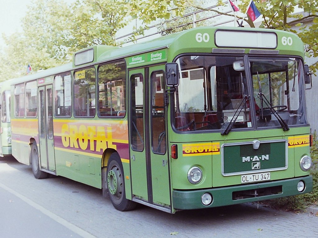 Wagen 60. Am 26.09.87 steht der Bus mit seiner neuen Lackierung, jetzt f�r die Firma GROTAL, im Bundesbahnweg 