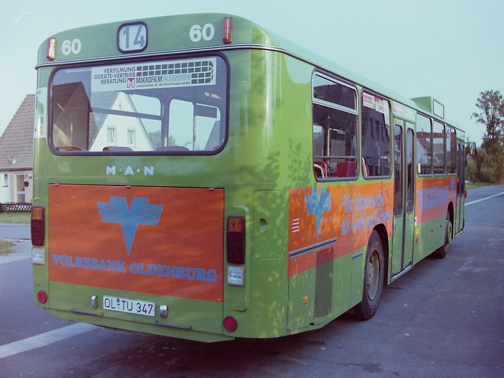 Wagen 60, OL-TU 347, EZ: 1983. Die orange Bande und die Tatsache, dass zwei Busse aus der Dortmunder Serie VOLKSBANK-Werbung trugen und davon wenigstens einer, n�mlich Wagen 129 (Bild.Nr.: 142358), ersetzt werden musste, lie� schon erahnen, mit welcher Lackierung der Bus schlie�lich auf Linie gehen w�rde. Tats�chlich entstand diese Aufnahme bereits am 14.10.83, keinen Monat nach der Zulassung, an der Endstation der Linie 14. Drei Jahre sp�ter lief die Mietzeit f�r den Bus aus und wurde nicht verl�ngert.