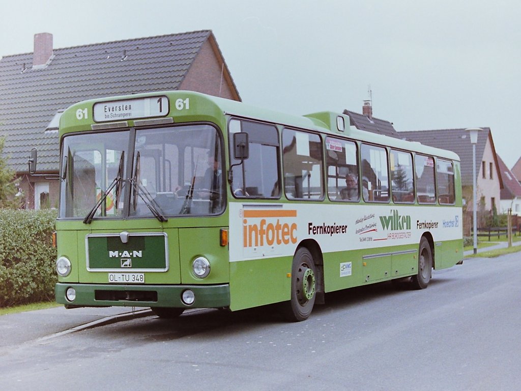 Wagen 61. ... im Oktober 1987 ist der Bus mit diesem Aussehen unterwegs. Der B�roausstatter WILKEN warb bis zum Ausscheiden des Busses auf diesem Fahrzeug. Dieser Bus ist ein gutes Beispiel daf�r, wie sich der Fuhrpark st�ndig, aber manchmal fast unmerklich, ver�nderte.