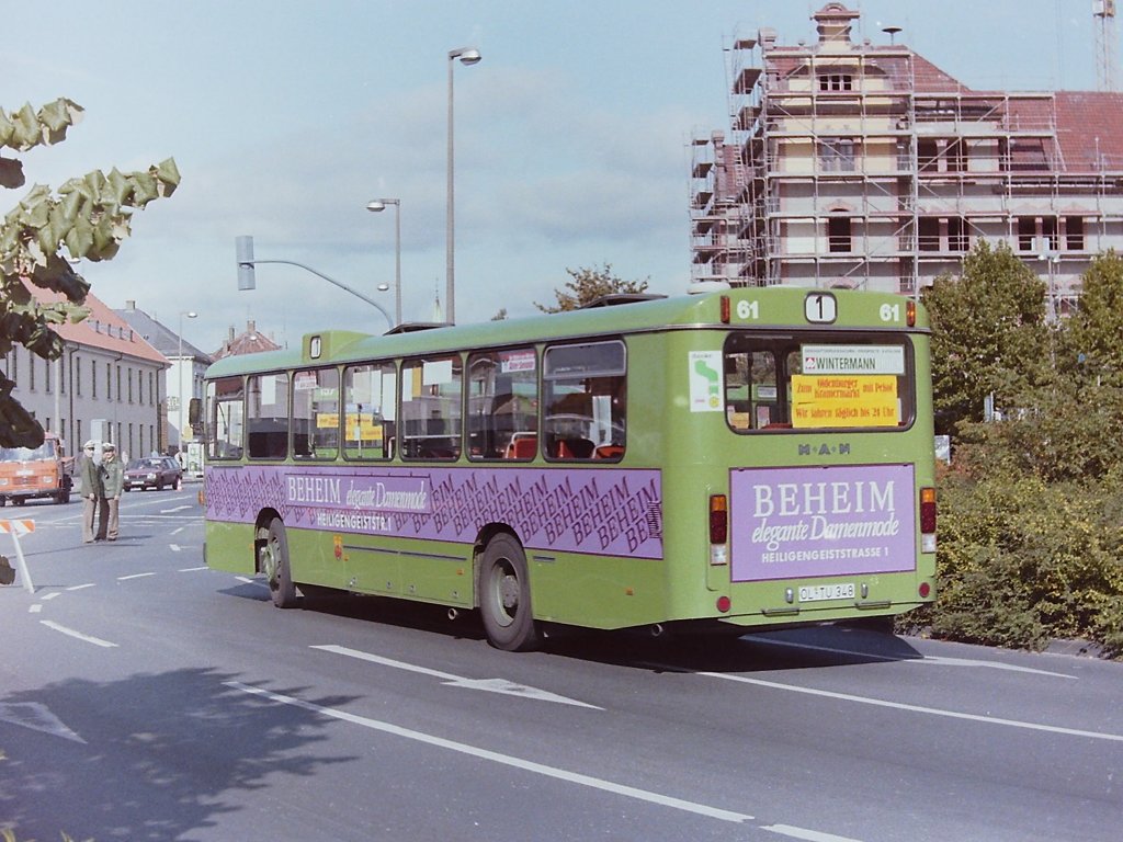 Wagen 61. ... tauchte eine neue Farbe im Fuhrpark der OVB-Pekol auf. Mit einem hellen Lila warb das Haus BEHEIM f�r elegante Damenmode. Das Bild zeigt den Bus hier aber noch ein Jahr sp�ter, am 28.09.85 w�hrend des Kramermarktumzuges, als er entgegen der Fahrtrichtung auf dem Pferdemarkt unterwegs ist. Fast auf den Tag genau ...