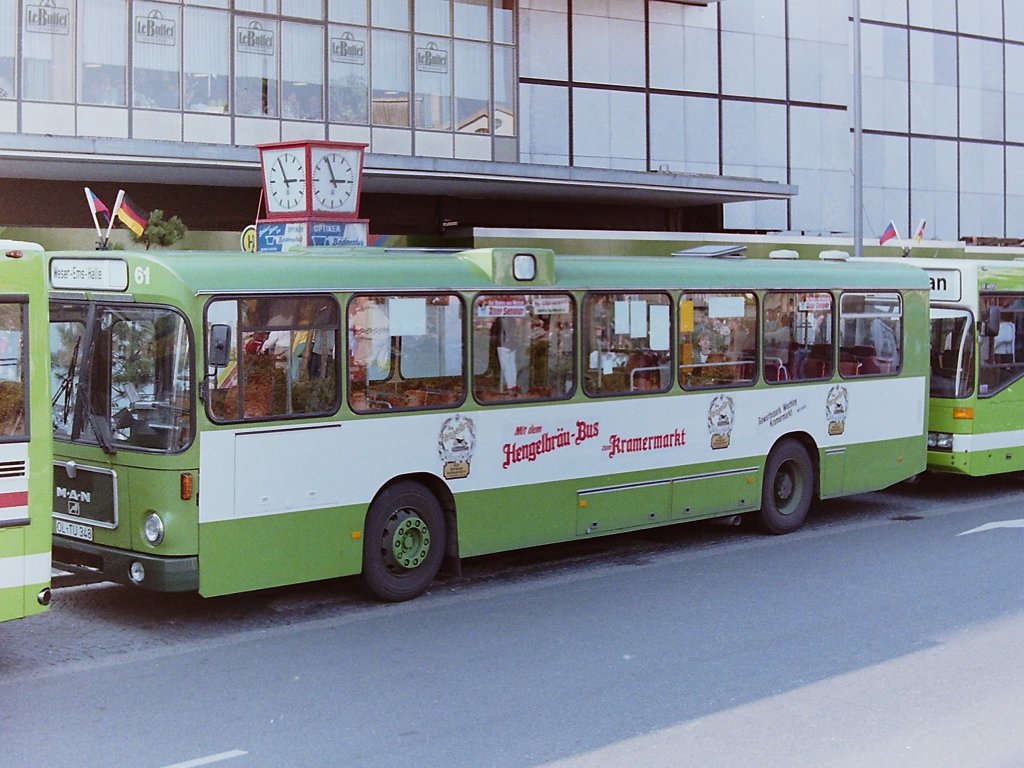 Wagen 61. ... zwei Jahre sp�ter, am 26.09.87, forderte der Bus mit seiner Bandenwerbung auf, mit dem  HENGELBR�U-Bus  zum Kramermarkt zu fahren. Und tats�chlich steht der Bus w�hrend des Kramermarktumzuges am Stadtmuseum West bereit, um als Einsatzwagen in den Kramermarkt-Pendelverkehr zu gehen. Der Bus trug diese Lackierung nur f�r die Dauer des Oldenburger Kramermarktes 1987, bereits ...