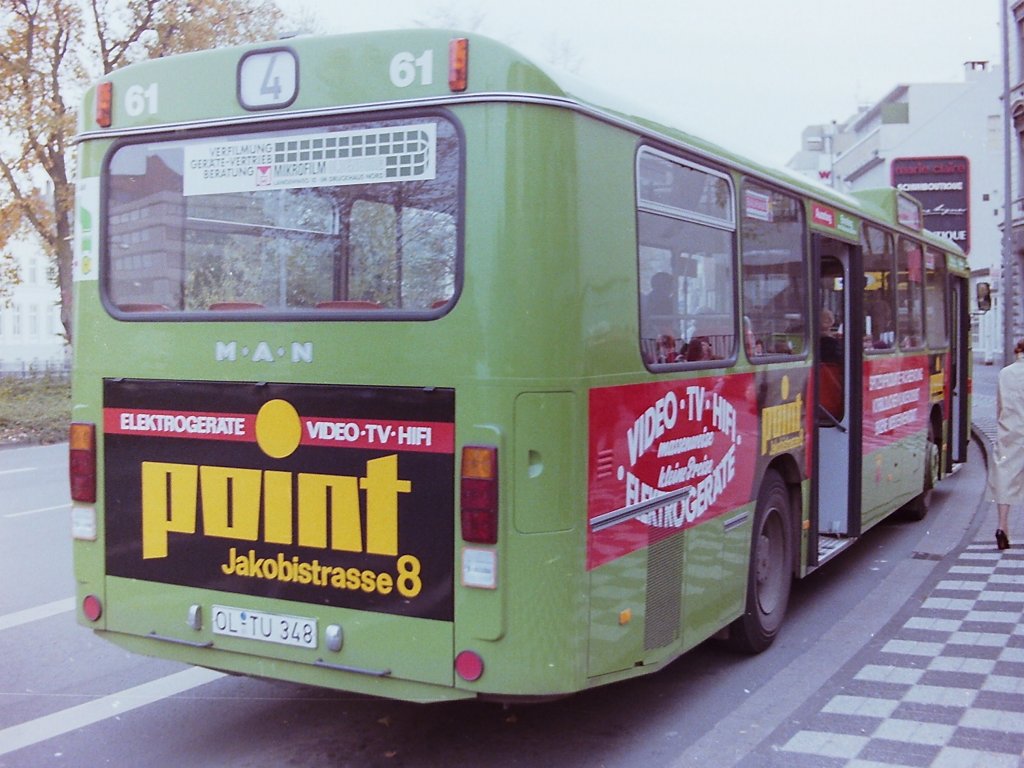 Wagen 61, OL-TU 348, EZ: 1983. Kein Ersatz f�r einen ausscheidenden Bus, aber der Dritte im Bund der Fahrzeuge mit POINT-Reklame, neben Wagen 45 und 50, war Wagen 61. Wobei dieser mit derselben Version versehen wurde wie Wagen 45. Die Aufnahme zeigt ihn im Oktober 1983 an der Haltestelle LAPPAN-S�D. Der Bus trug die Werbung aber ebenso wie die anderen beiden POINT-Busse nur bis zum Dezember 1984, dann ...