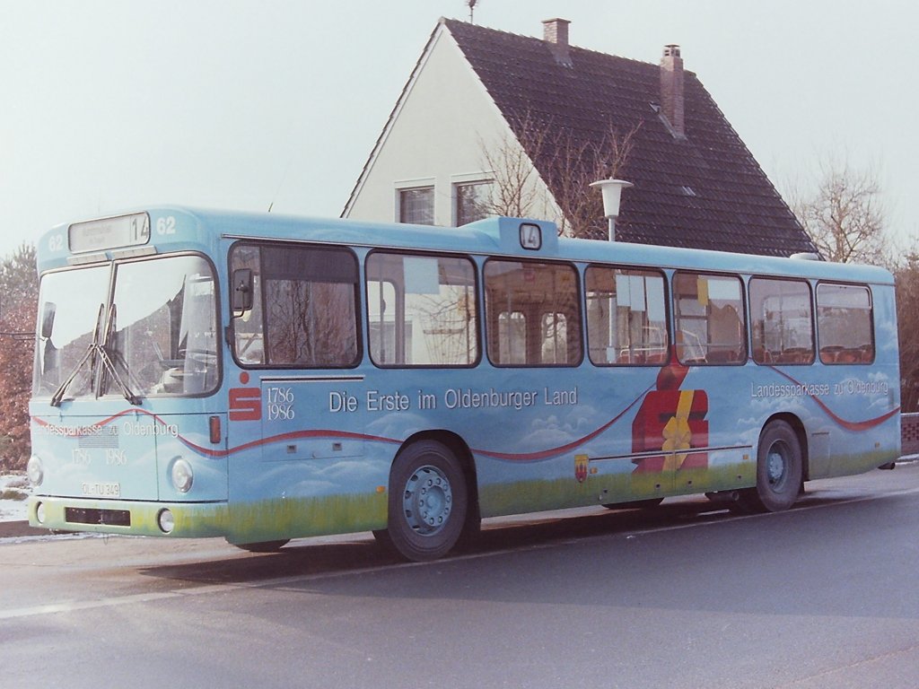 Wagen 62. ... ein absolutes Novum. Der Bus war nach dem  Goldkind  (Bild.Nr.: 141591), dem legend�ren Wagen 123 mit Werbung f�r das Modehaus PETER SCH�TTE, der erste Bus mit Vollwerbung, jetzt allerdings im Fuhrpark der VWG.