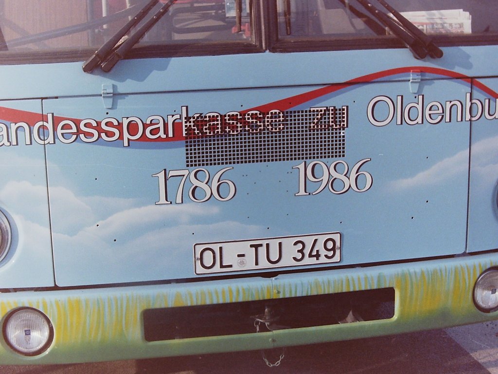 Wagen 62. Die Bilder, aufgenommen am 07.02.86 an der Endstation der Linie 14 in OFENERDIEK, zeigen nicht nur die liebevollen Details der Beschriftung, die einen Eindruck von dem immensen Aufwand gibt der n�tig war, sondern auch die L�cher die entstanden waren, nachdem man auf das Markenzeichen, den typischen K�hlergrill mit den Buchstaben M.A.N und dem  B�ssing -L�wen verzichtet hat. Das blaurote Band, das sich um den ganzen Bus zog, wurde auch als blauer Streifen auf die �brigen LzO-Busse im Fuhrpark �bertragen.