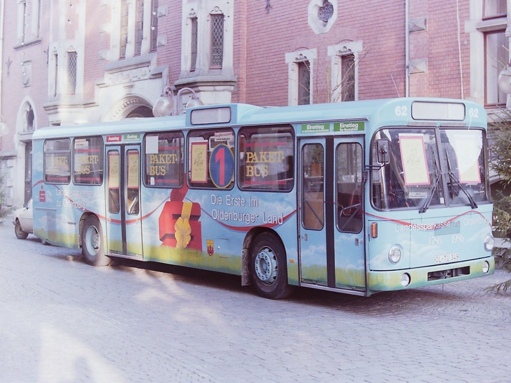 Wagen 62. Von nun an lautete der Slogan der Landessparkasse zu Oldenburg nicht mehr  wenn´s um Geld geht - Sparkasse , sondern  LzO - Die Erste im Oldenbuger Land , wobei dem gro� geschriebenen Wort  Erste  nat�rlich eine doppelte Bedeutung im Sinne des Wortes zukam. Der Bus war unbestritten nicht nur ein Werbemittel, sondern auch ein kleines Kunstwerk, und er l�utete eine neue �ra ein, denn von nun an stieg bei der VWG die Nachfrage nach der M�glichkeit Busse neu zu gestalten erheblich an und die Werbedesigner legten sich m�chtig ins Zeug. Aber diese Lackierung von Wagen 62, hier im Dezember 1986 eingesetzt als Paketbus, war eben nur eine Jubil�umsausgabe und deswegen ...