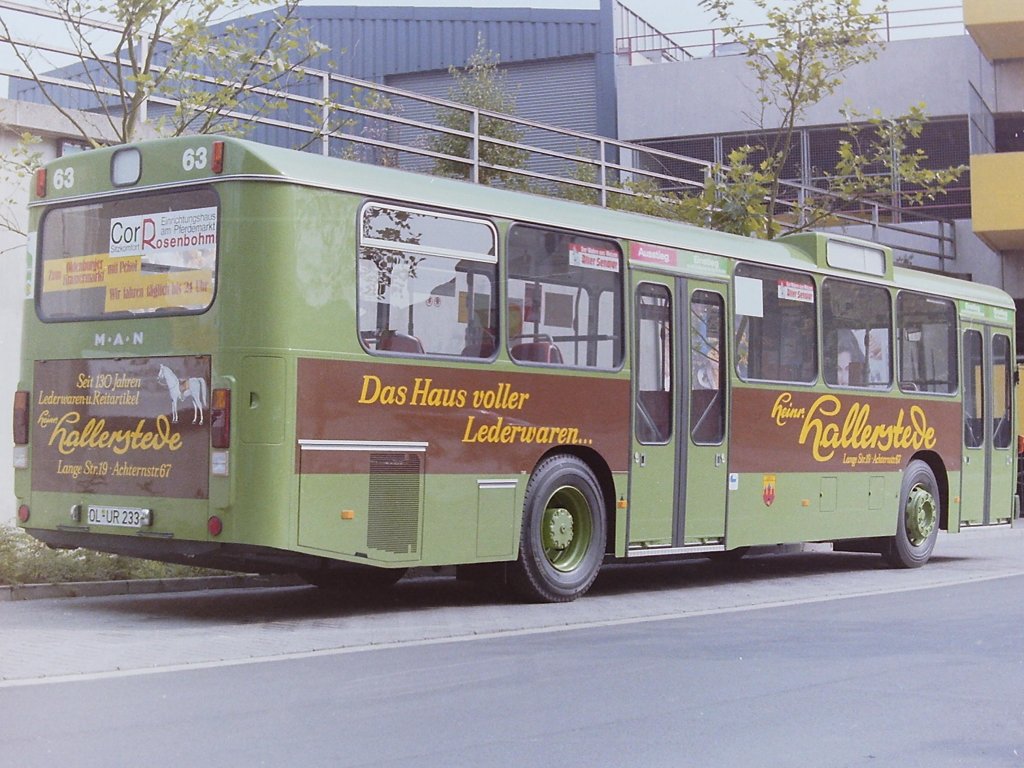 Wagen 63, OL-UR 233, EZ: 1984. Mit der Anschaffung von acht weiteren MAN wuchs die Flotte des Typ SL 200 auf �ber 50 Fahrzeuge. Mehr als die H�lfte des Fuhrparks waren nun Busse dieses Typs. Das Foto zeigt Wagen 63 am 29.09.84 im Bundesbahnweg. Das Lederfachgesch�ft HALLERSTEDE in der Fu�g�ngerzone konnte man �ber die Lange Stra�e oder die Achternstra�e erreichen. Der Eingang in der Lange Stra�e war allerdings bekannter, denn dort stand seit Jahren ein Pferd im Schaufenster.