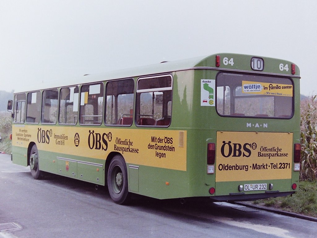 Wagen 64, OL-UR 232, Bj. 1984. Neben einer weiteren Buchstabenkombination, diesmal  UR , mussten die Oldenburger bei den neuen Bussen aber auch verzichten, n�mlich auf ein Linienschildfenster im Innenraum. Mit dem Wegfall des Linienfenster auf der linken Seite, verschwand auch dieser Service f�r die Fahrg�ste. Die Aufnahme zeigt den Bus einen Monat nach der Zulassung, im Oktober 1987 an der Endstation der Linie 10, WAHNBEK.