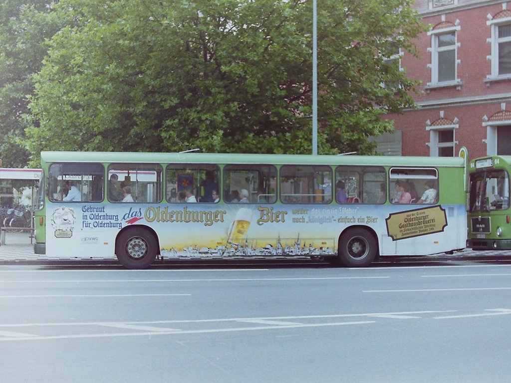 Wagen 66. ... im Sommer 1992 war der Bus immer noch unver�ndert im Einsatz. Das Fahrzeug schied meines Wissens 1996 aus. Kurz vor der Jahrtausendwende brannte das Lokal, das eigentlich  Feldschl��chen Bierkrug  hie� aber jeder unter dem Begriff HENGELBR�U kannte, aus.  
