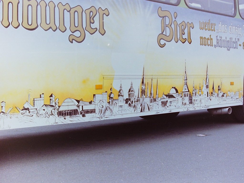 Wagen 66. ... zwischen den W�rtern  Oldenburger  und  Bier  war eine wei�e Fl�che frei gelassen worden. Die Aufnahme zeigt aber auch wie sehr die Einzelheiten der Oldenburger  Skyline  herausgearbeitet wurden.
