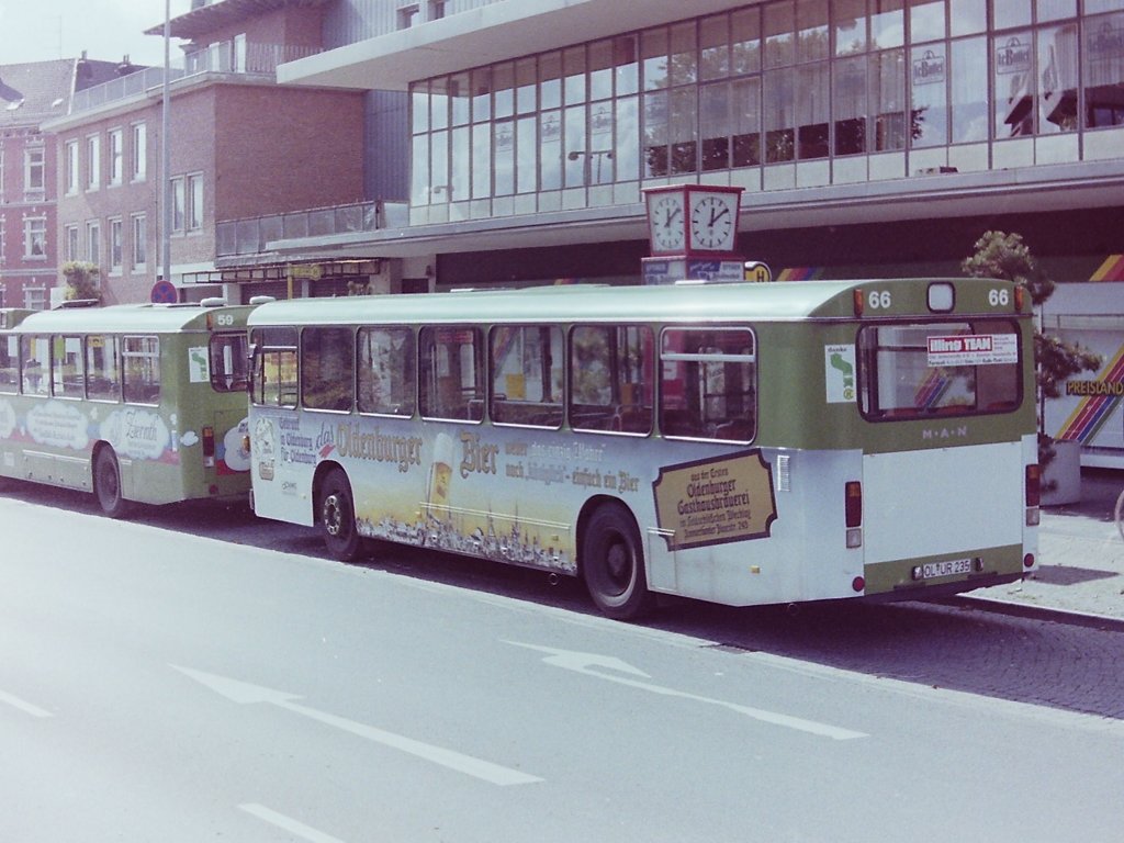 Wagen 66. Bereits einen Monat sp�ter, im September 1988, stand der Bus wieder am Stadtmuseum West. Als deutlichste Ver�nderung waren jetzt die hinteren Ecken des Busses ebenfalls lackiert worden. Au�erdem ...