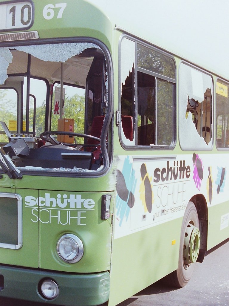 Wagen 67 / Wagen 56. W�hrend die Sch�den im Frontbereich an beiden Bussen ann�hernd gleich waren, wurde bei Wagen 56 die gesamte linke Seite besch�digt, bei Wagen 67 beschr�nkten sich die Unfallfolgen mehr auf die vordere linke Fahrzeugkante, sozusagen die A-S�ule.