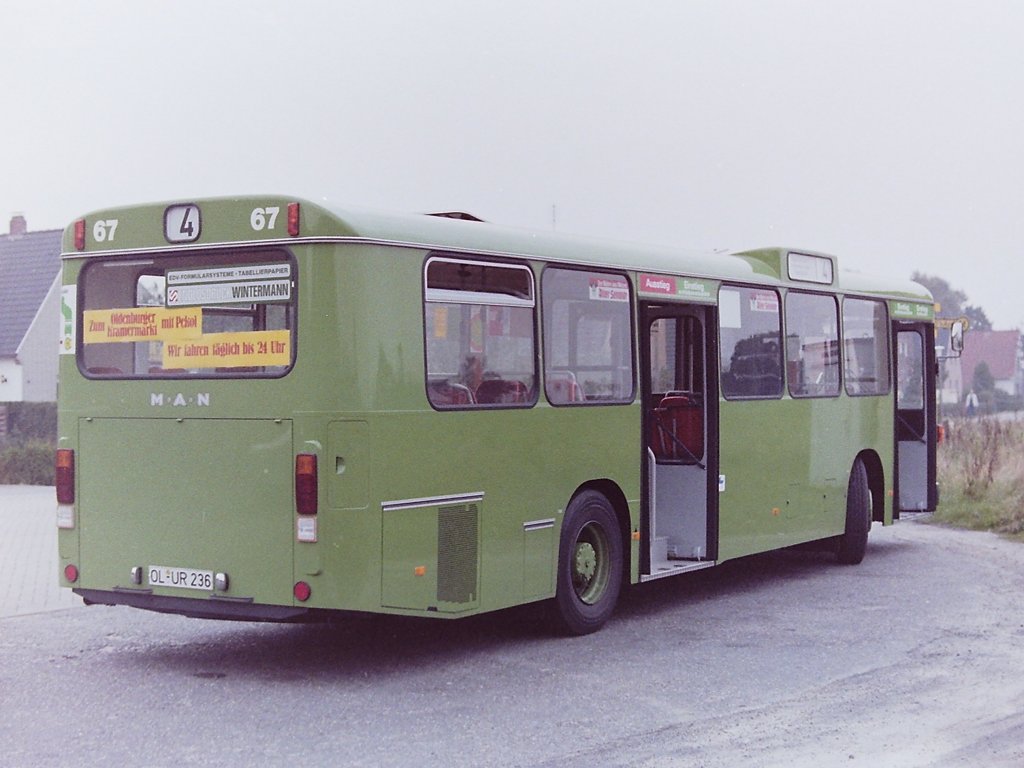 Wagen 67, OL-UR 236, EZ: 18.09.1984. Auch Wagen 67 war zun�chst unmittelbar nach seiner Zulassung ohne Werbung im Liniendienst. Diese Aufnahme zeigt den Bus am 29.09.84 in der Kehre der Endstation der Linie 4 IM BROOK. An derselben Stelle ...