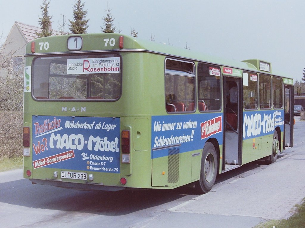 Wagen 70, OL-UR 239, Bj. 1984. Auch mit Wagen 70 wurde ein ausscheidender Daimler Benz O 305 abgel�st. In diesem Fall Wagen 142 (siehe : http://pekol-busse.startbilder.de/name/einzelbild/number/142826/kategorie/Neueste.html), der die MACO-M�BEL-Werbung erst Anfang der 80er Jahre erhalten hatte. Auch in diesem Fall wurde das Design der Werbung ohne gro�e �nderungen �bernommen. 