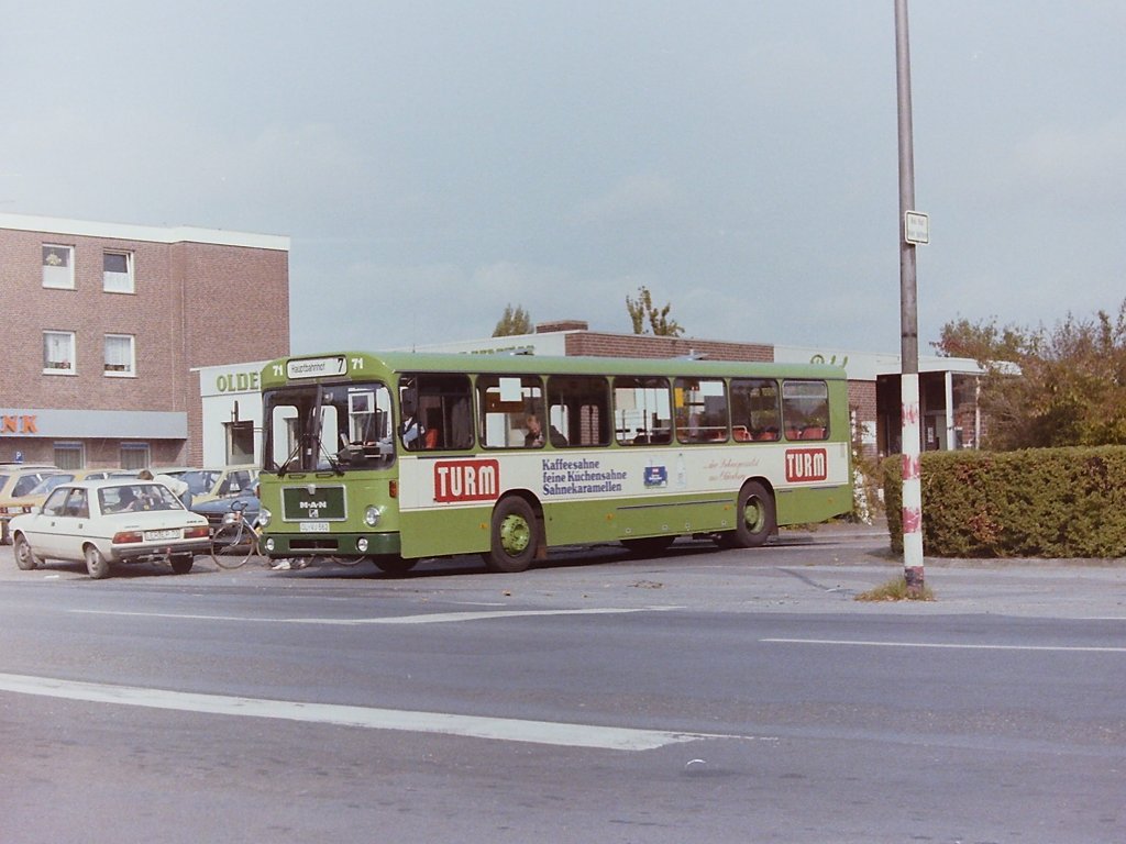 Wagen 71, OL-VJ 562, Bj. 1985. Die Busse der VWG waren auch weiterhin erstmal gr�n, zumal wahrscheinlich die Bestellung der Fahrzeuge noch von den OVB Pekol erfolgte. Aber, wer genau hinsah, sah nichts. Die Busse des 85er Jahrganges gingen n�mlich zun�chst ohne Firmenschild auf Linie. Hier verl��t Wagen 71 am 06.10.85 das Depot, um die Linien 7 und 9 im Kramermarktsonderfahrplan zu verst�rken.